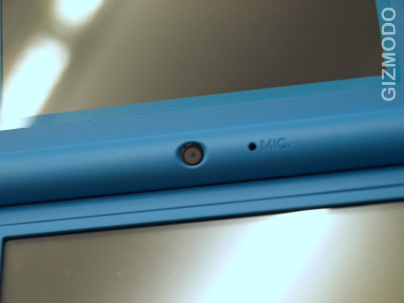Illustration for article titled Hands On With Nintendo DSi: This Blue Version Looks Downright Electric